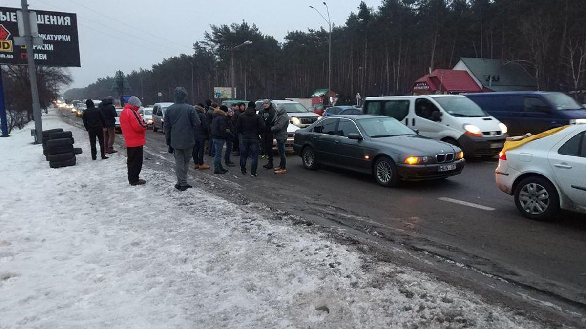 Активісти частково блокують в’їзди до Києва: запалили шини Активісти частково блокують в’їзди до Києва: запалили шини
