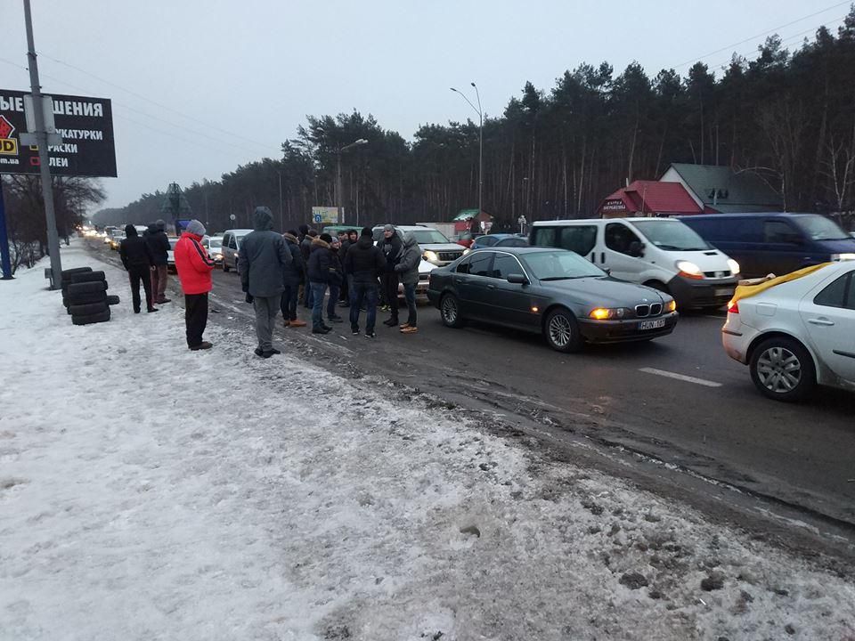 Активисты частично блокируют въезды в Киев: зажгли шины