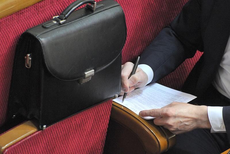 Нагодувати депутата: чому народні обранці прагнуть більших зарплат Нагодувати депутата: чому народні обранці прагнуть більших зарплат