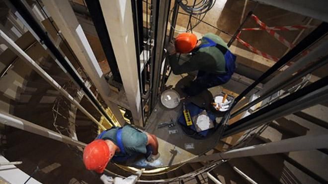 У столичній багатоповерхівці зірвався ліфт з мамою та малою дитиною всередині У столичній багатоповерхівці зірвався ліфт з мамою та малою дитиною всередині