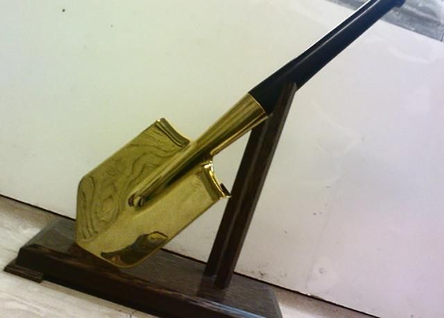 Золотую лопату нашли у экс-заместителя генпрокурора, – СМИ Золотую лопату нашли у экс-заместителя генпрокурора, – СМИ