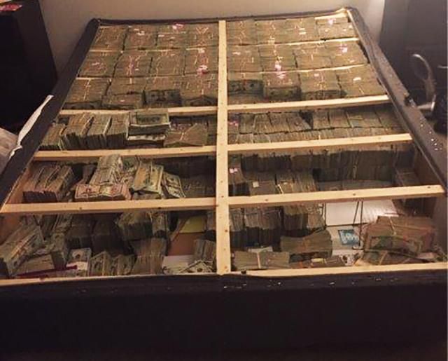 Космическую сумму денег под матрасом нашли правоохранители в США Космическую сумму денег под матрасом нашли правоохранители в США