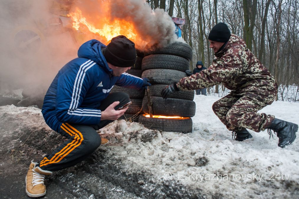 Бронетехника, шины и огонь: эффектные фото с акции автомобилистов Бронетехника, шины и огонь: эффектные фото с акции автомобилистов