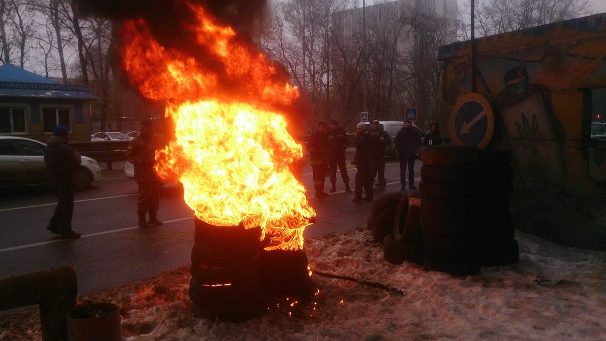 Автовладельцы угрожают поджечь шины под Верховной Радой Автовладельцы угрожают поджечь шины под Верховной Радой