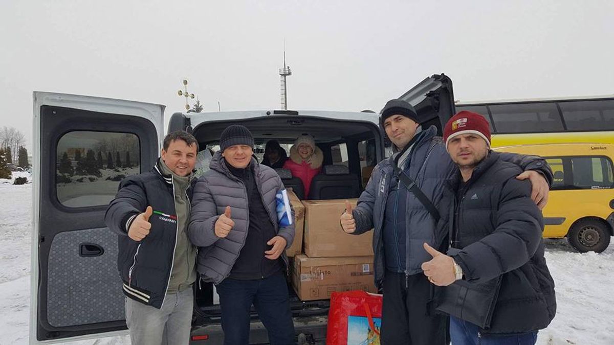 Неизвестные разбили и ограбили авто с пакетами для бойцов АТО Неизвестные разбили и ограбили авто с пакетами для бойцов АТО