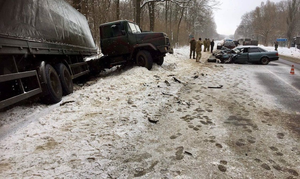 Смертельна ДТП на Донеччині: "Краз" виїхав на зустрічну Смертельна ДТП на Донеччині: "Краз" виїхав на зустрічну