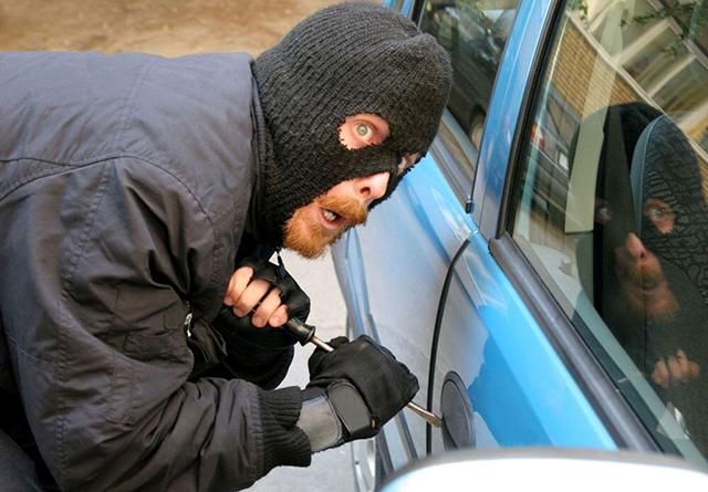 Серійних крадіїв автомобілів чиновників викрили правоохоронці