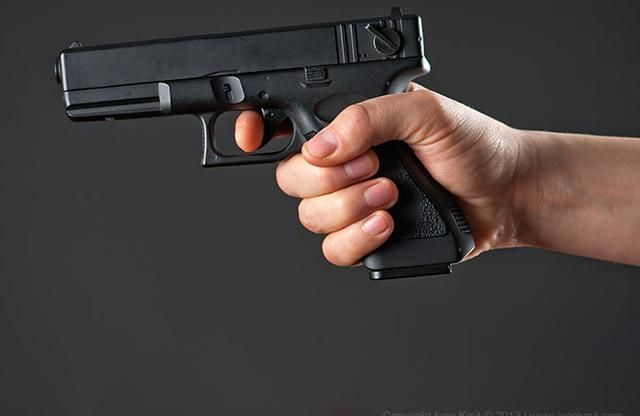 Мужчина на мопеде обстрелял прохожего в Одессе Мужчина на мопеде обстрелял прохожего в Одессе