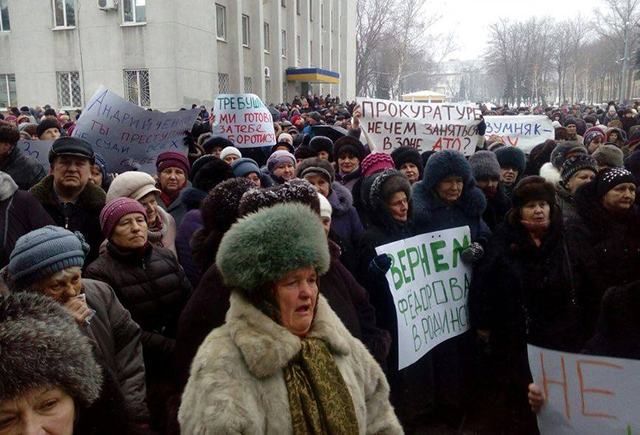 Журналістку побили на мітингу прихильники мера на Донеччині