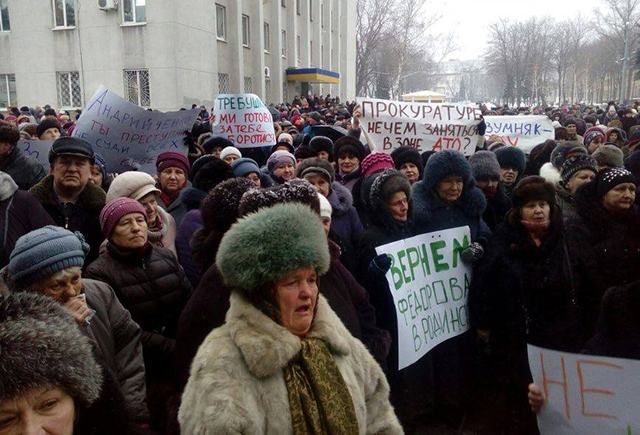 Журналистку избили на митинге сторонники мэра в Донецкой области