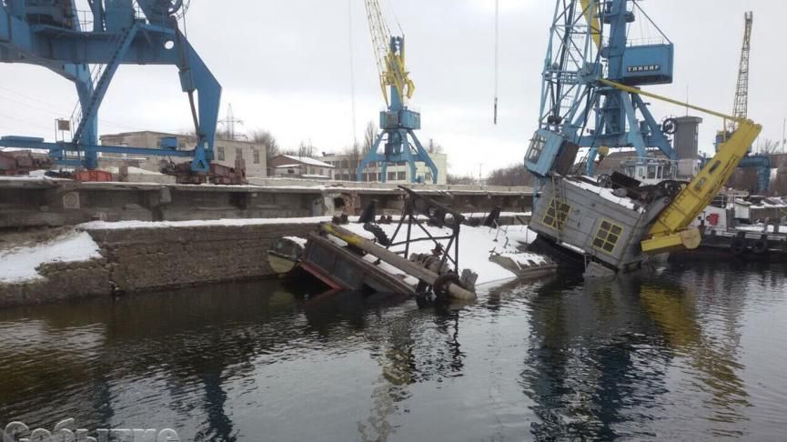 Город на Днепре оказался на грани экологической катастрофы из-за баржи, которая идет на дно