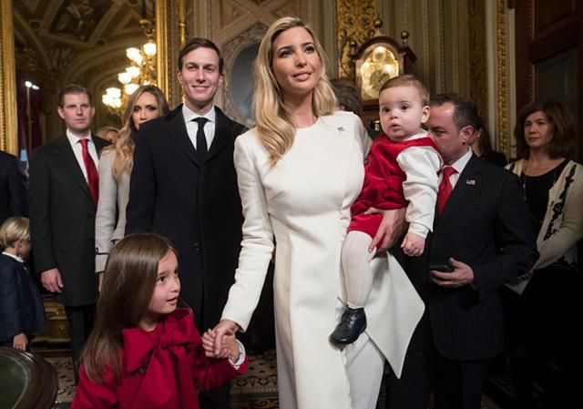 Дочь Трампа показала, как ее сын ползает в Белом доме