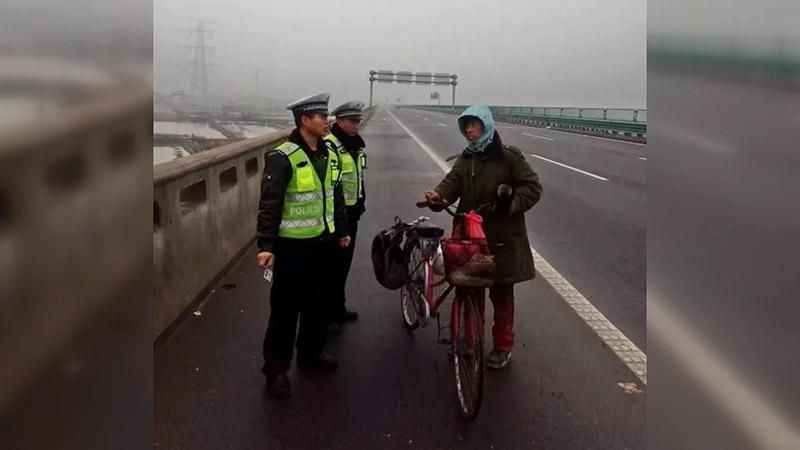 Китаєць кілька тижнів їхав до рідного міста велосипедом, однак не в той бік Китаєць кілька тижнів їхав до рідного міста велосипедом, однак не в той бік