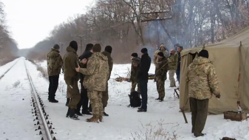 Ветерани АТО продовжують блокувати залізницю на Луганщині Ветерани АТО продовжують блокувати залізницю на Луганщині