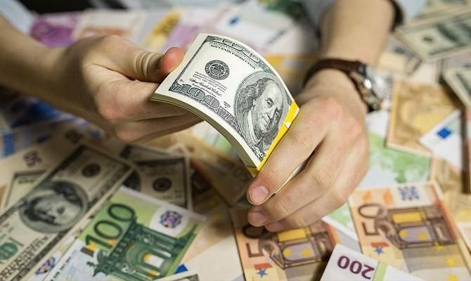 Курс валют на 27 января: доллар отвоевывает позиции, евро падает