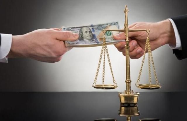 На чималому хабарі спіймали суддю в Києві На чималому хабарі спіймали суддю в Києві