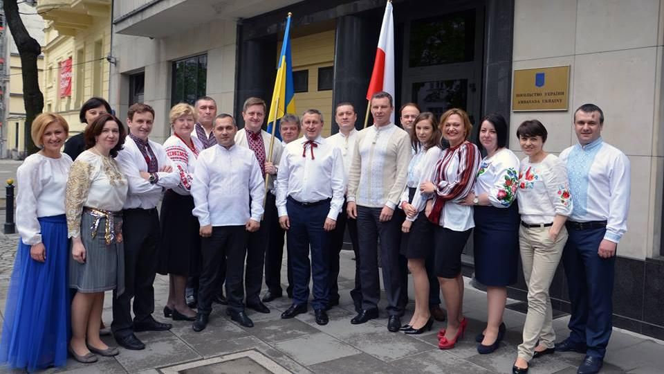 Дипломаты приняли участие в известном флешмобе для поддержки украинских воинов Дипломаты приняли участие в известном флешмобе для поддержки украинских воинов