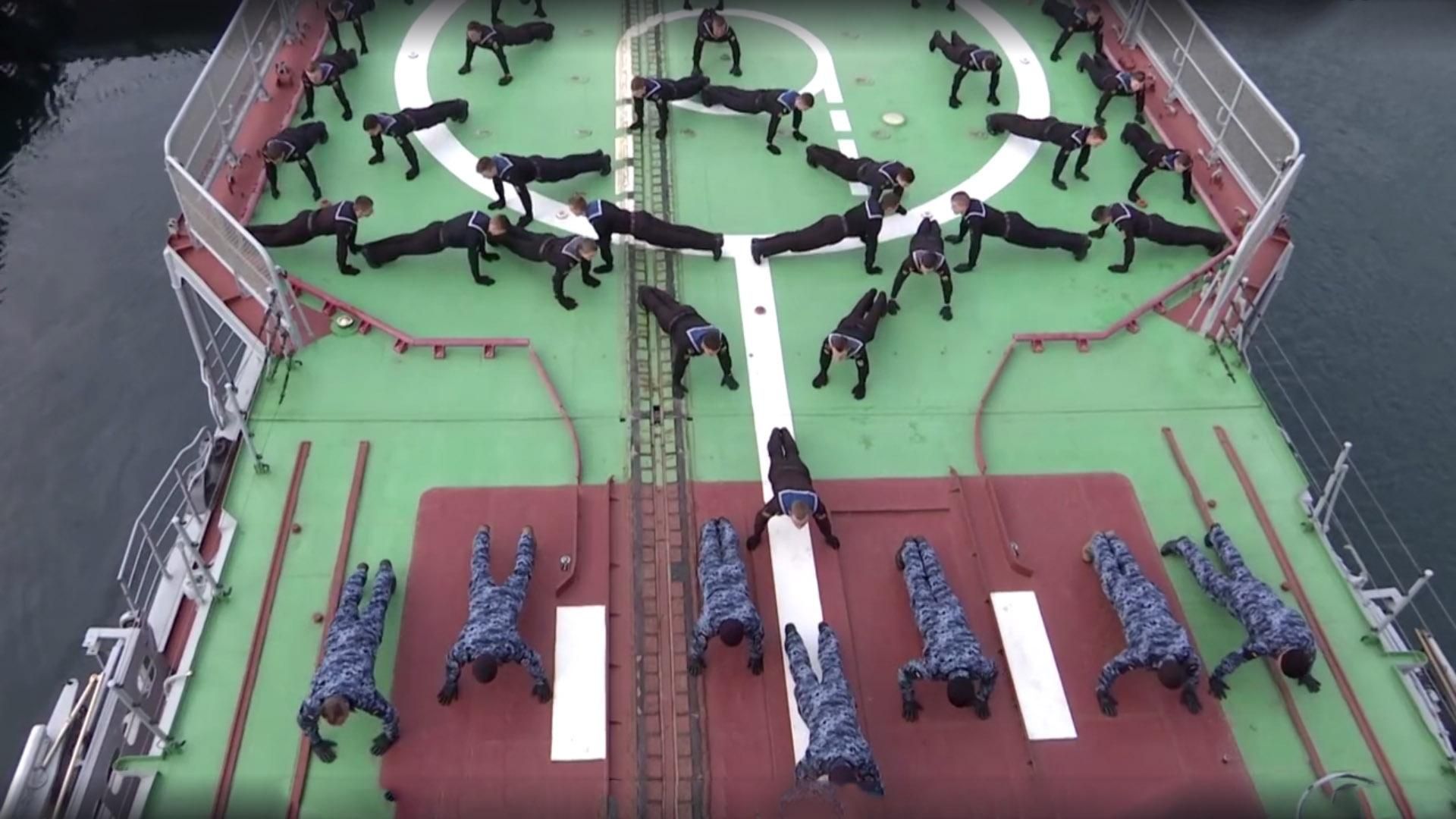 Флешмоб в поддержку ветеранов АТО подхватили украинские моряки: эффектное видео Флешмоб в поддержку ветеранов АТО подхватили украинские моряки: эффектное видео