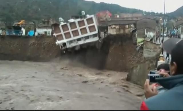 Ужасные кадры: отель провалился в реку в Перу
