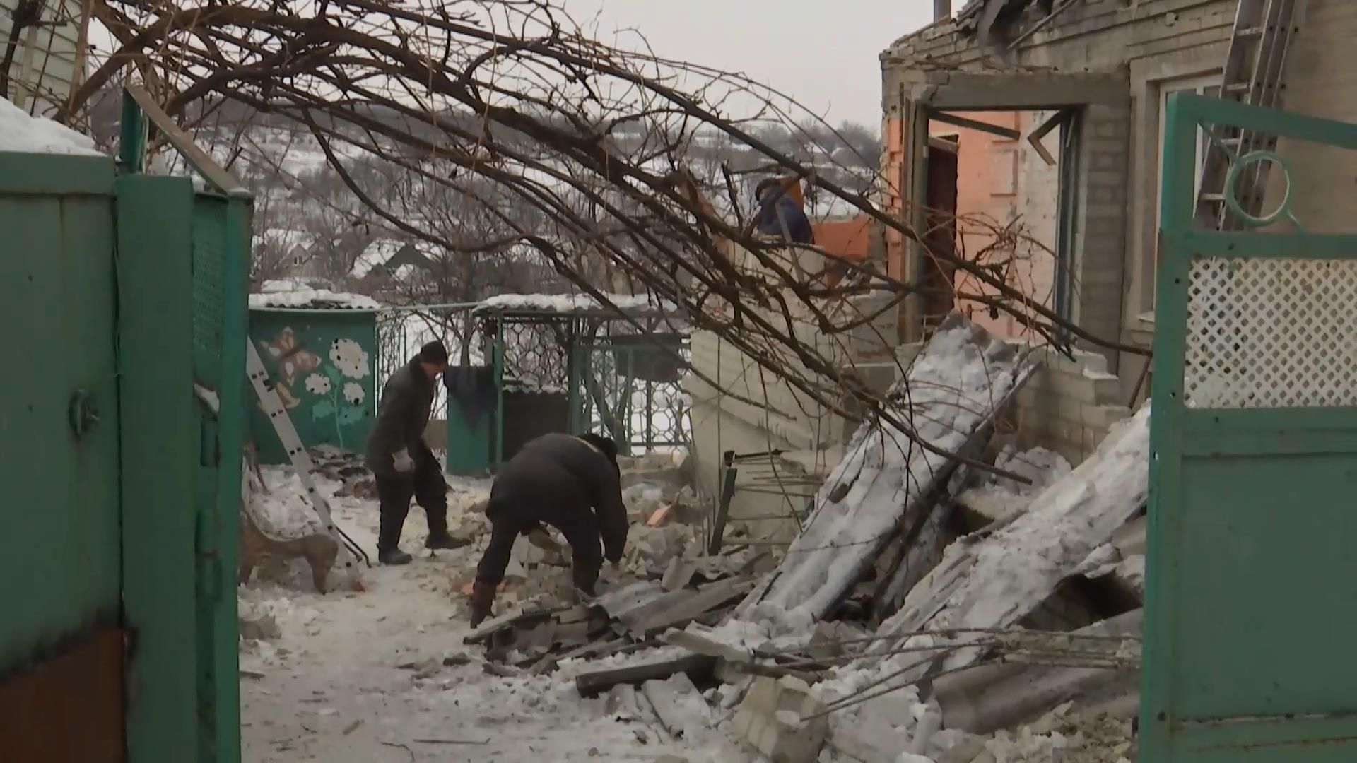 Страшные будни войны: житель Авдеевки показал огромные воронки от снарядов боевиков
