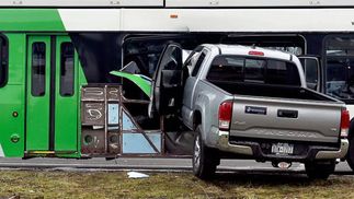 Фургон розгромив автобус з людьми: вражаюче відео 