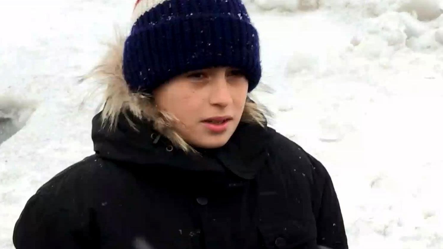 Школьник героически спас одноклассника, который провалился в ледяную прорубь Школьник героически спас одноклассника, который провалился в ледяную прорубь