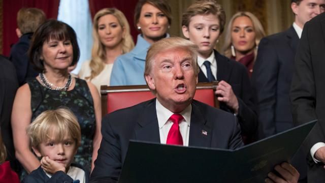 Трамп холоднокровно виконує обіцянки: заборонив біженцям з Сирії їхати до США Трамп холоднокровно виконує обіцянки: заборонив біженцям з Сирії їхати до США