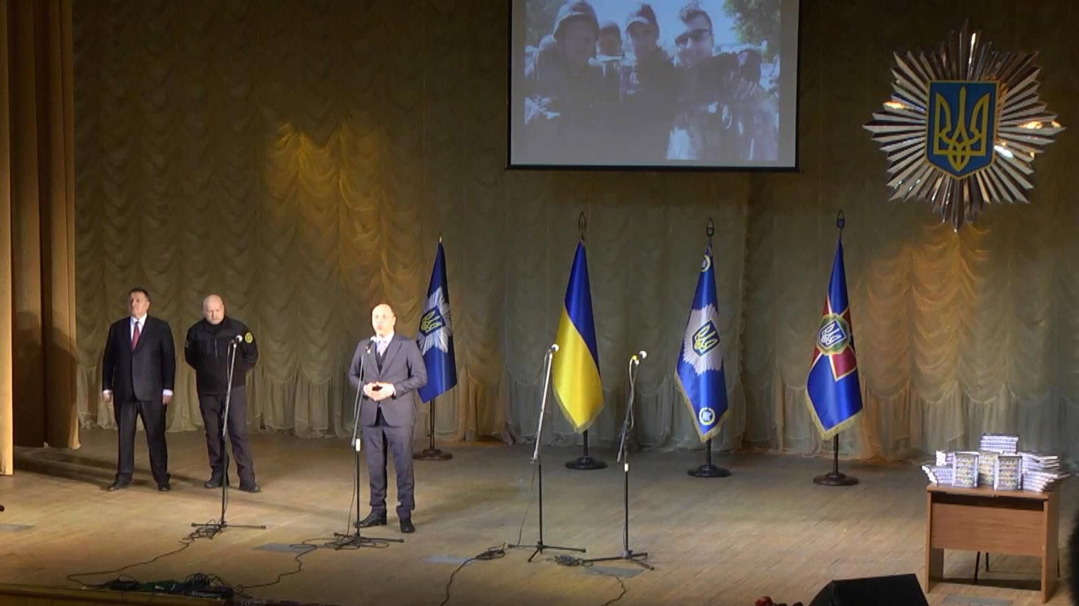 Перші особи України презентували книгу про історію добровольчого руху Перші особи України презентували книгу про історію добровольчого руху