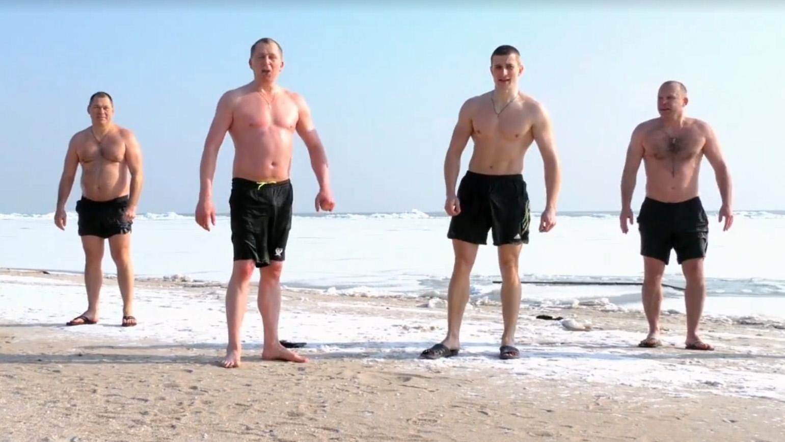 Донецкие полицейские полураздетые на морозе присоединились к популярному флешмобу Донецкие полицейские полураздетые на морозе присоединились к популярному флешмобу