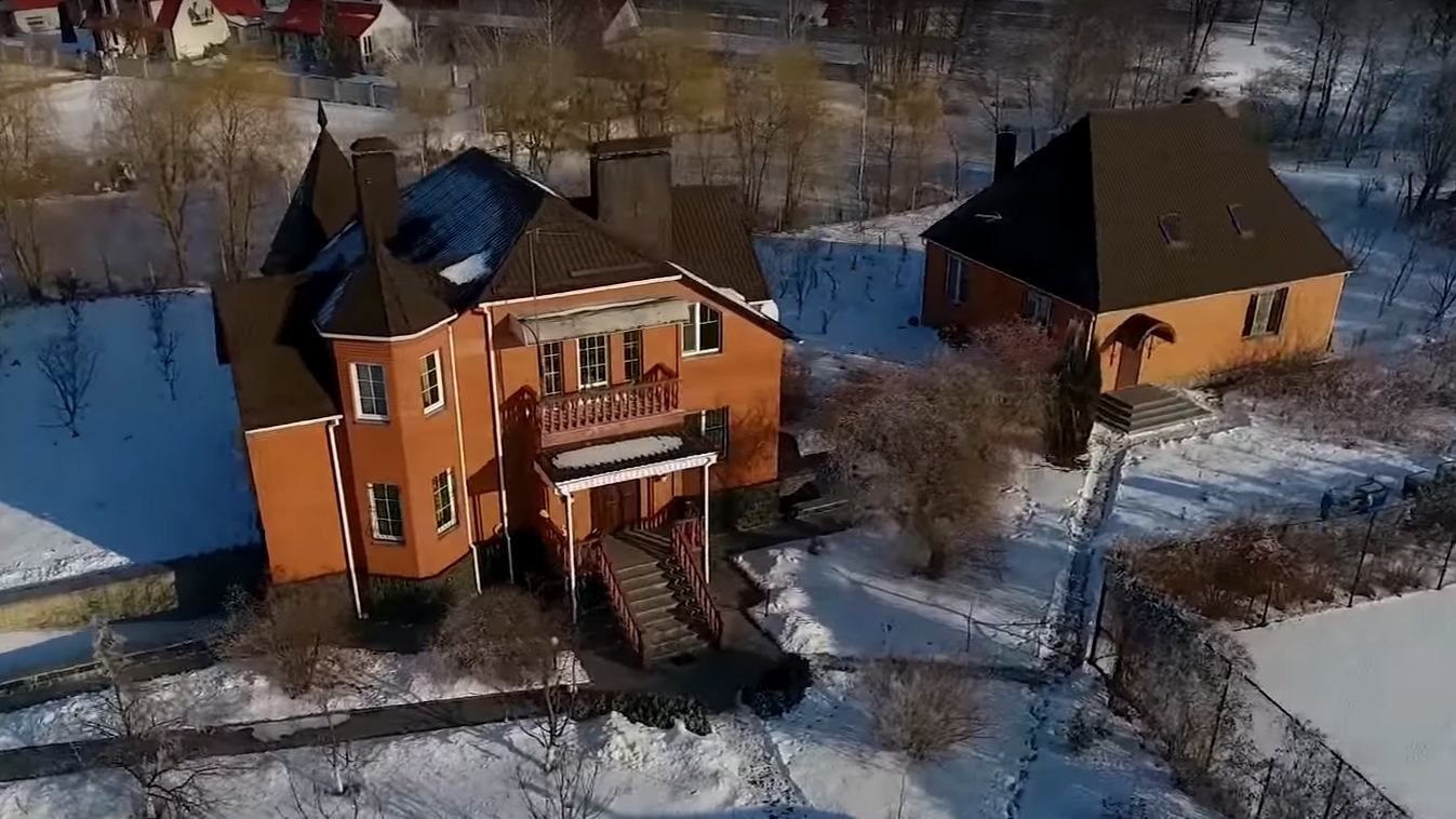 Автомайдан показав розкішний особняк ще одного судді Автомайдан показав розкішний особняк ще одного судді