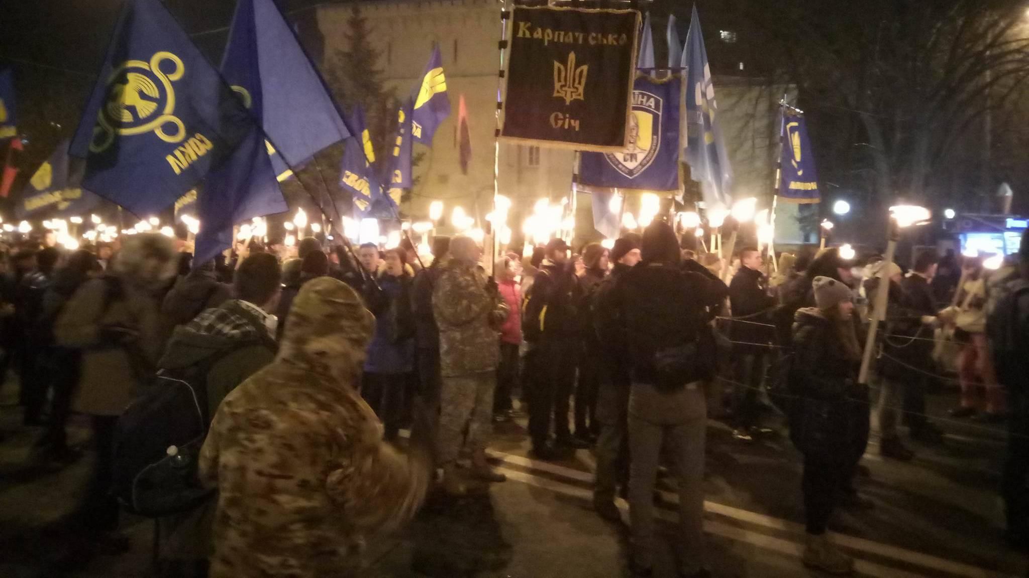 Факельное шествие в Киеве в память о Героях Крут: видео трансляции 