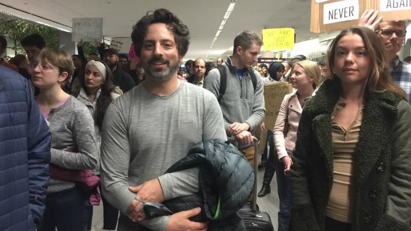 Я теж біженець, – засновник Google вийшов на мітинг проти указу Трампа Я теж біженець, – засновник Google вийшов на мітинг проти указу Трампа