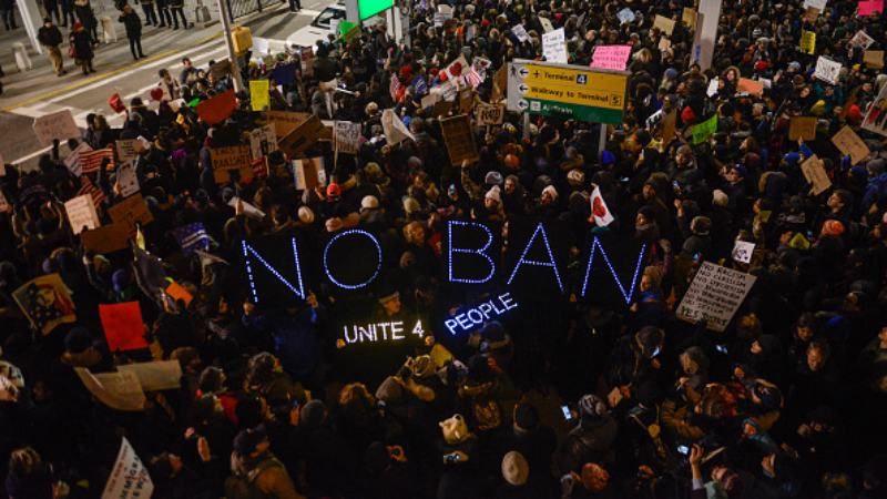 Мігранти проти Трампа: як виглядають багатолюдні протести в аеропортах США