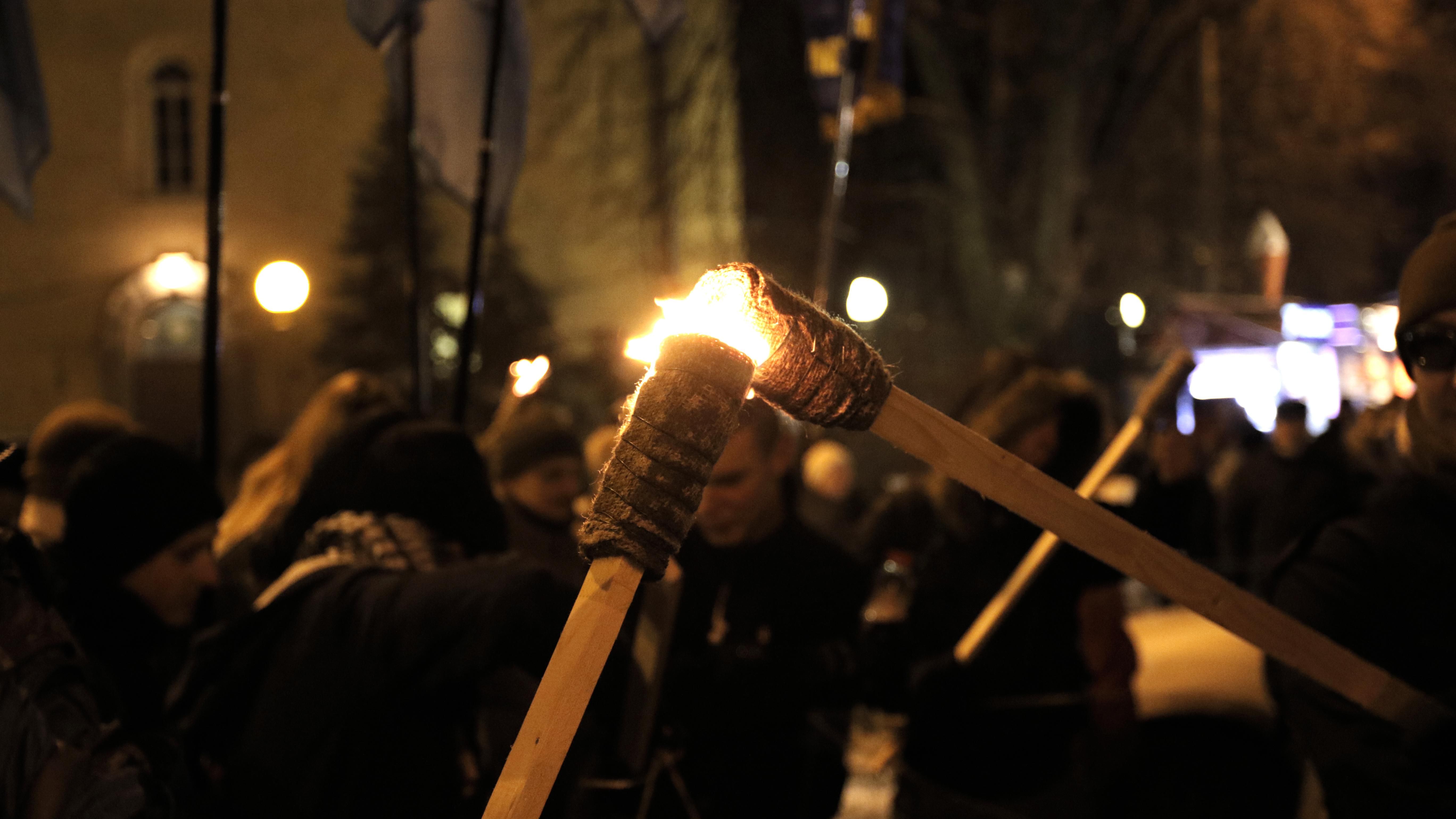 Появились фото и видео эффектного факельного шествия в Киеве
