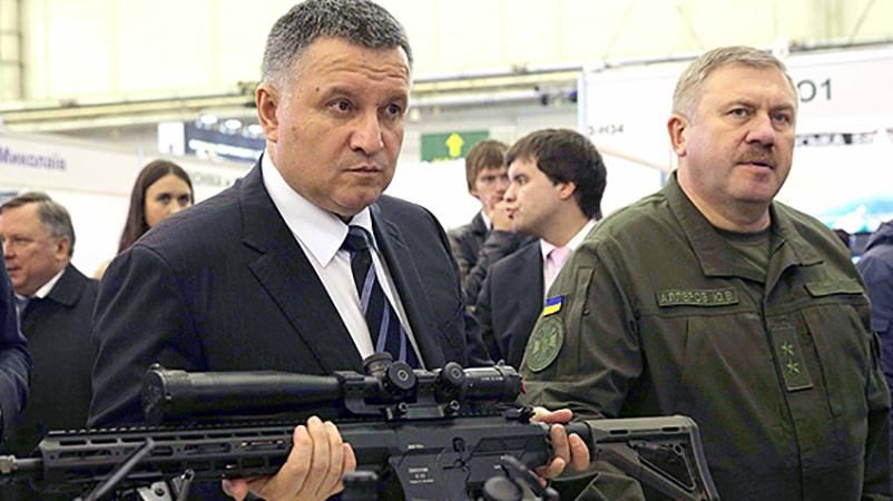 Аваков прокомментировал свободное владение оружием Аваков прокомментировал свободное владение оружием