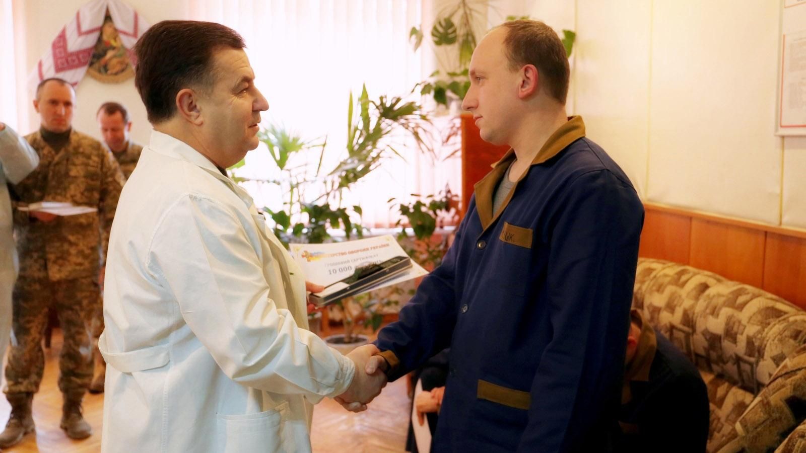 "Не прятались за спины других": министр обороны наградил раненых бойцов АТО "Не прятались за спины других": министр обороны наградил раненых бойцов АТО