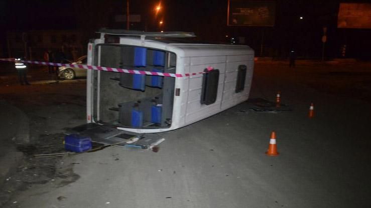 Через п'яного водія перекинулась маршрутка з пасажирами Через п'яного водія перекинулась маршрутка з пасажирами