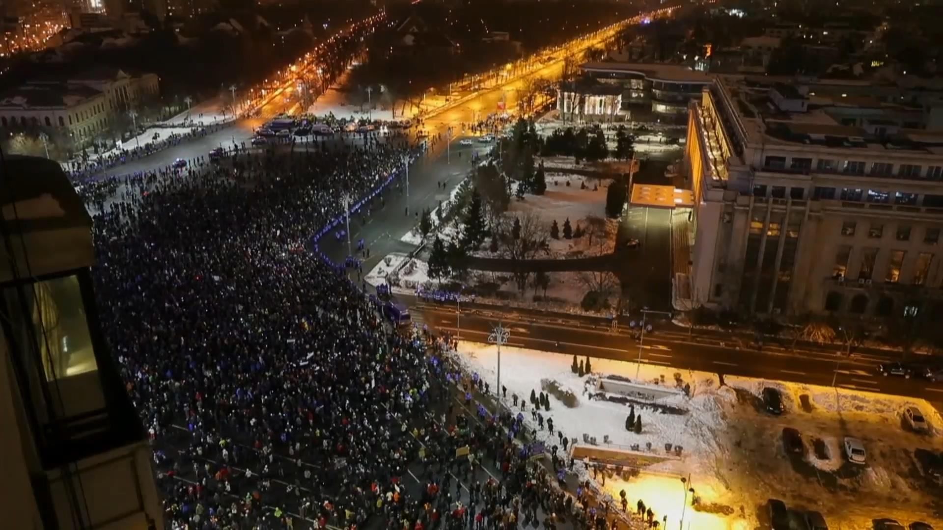 Румынию охватили масштабные протесты против амнистии коррупционеров