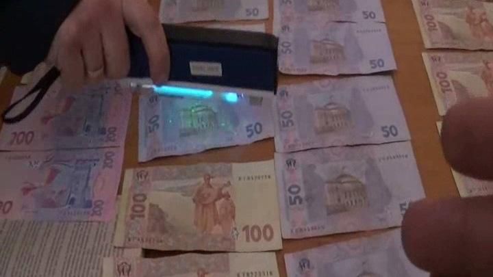 Гроші ховав в Кримінальному кодексі: в Запоріжжі затримали доцента-хабарника
