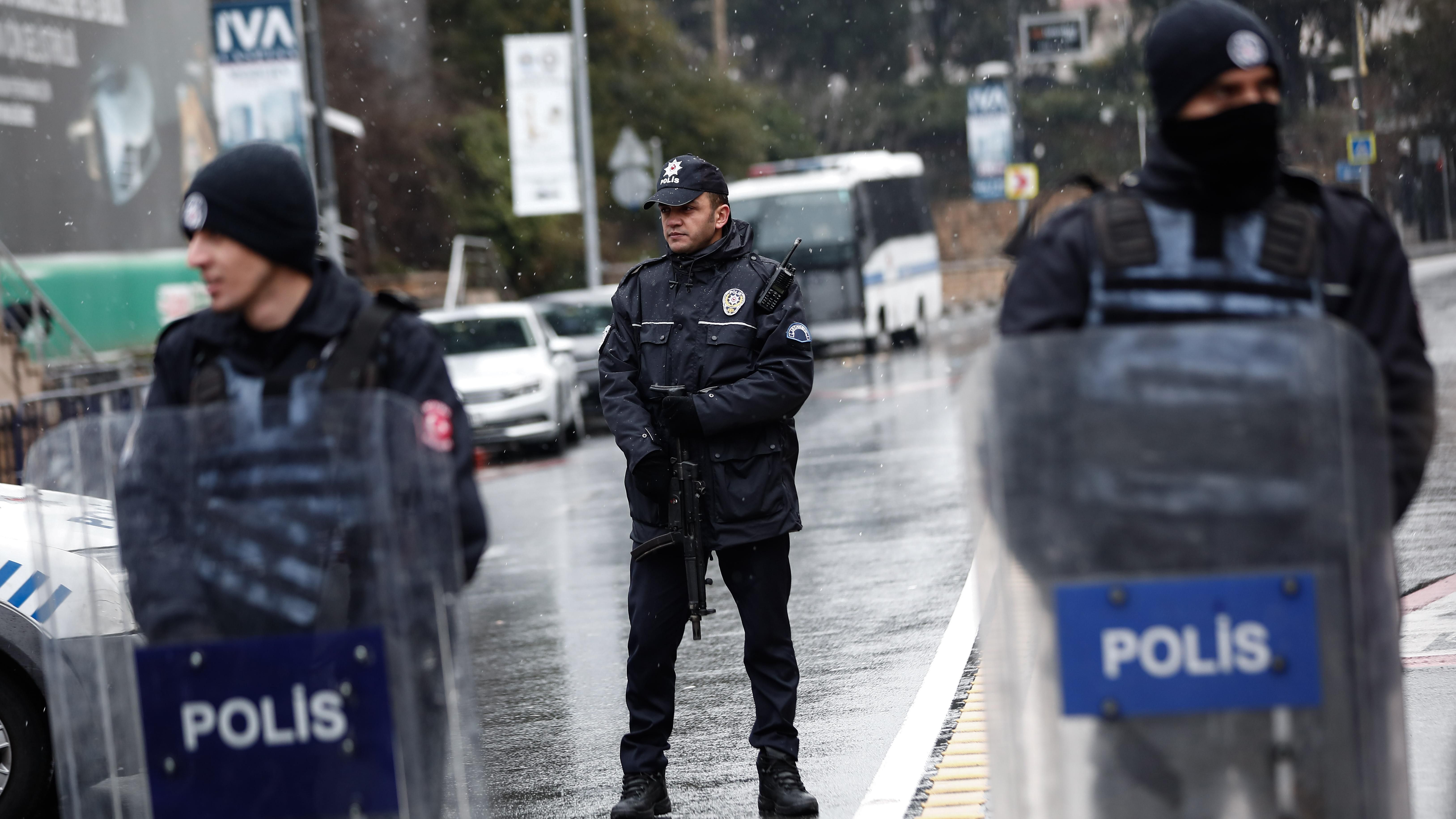 Неизвестный расстрелял посетителей ресторана в Стамбуле Неизвестный расстрелял посетителей ресторана в Стамбуле