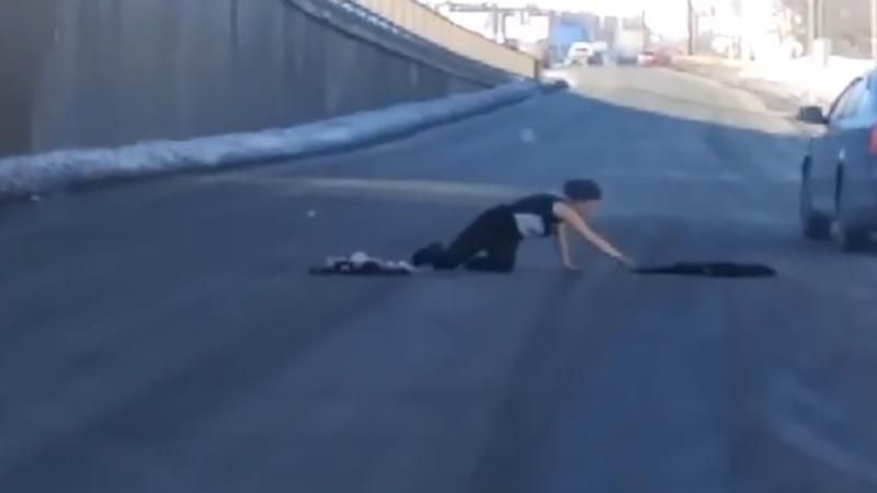 Как неадекватка раздевалась и пугала водителей в Киеве: появилось видео Как неадекватка раздевалась и пугала водителей в Киеве: появилось видео