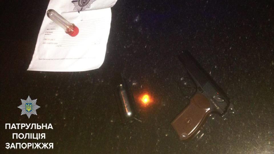 Невідомий обстріляв з пістолета автомобіль з дитиною всередині Невідомий обстріляв з пістолета автомобіль з дитиною всередині