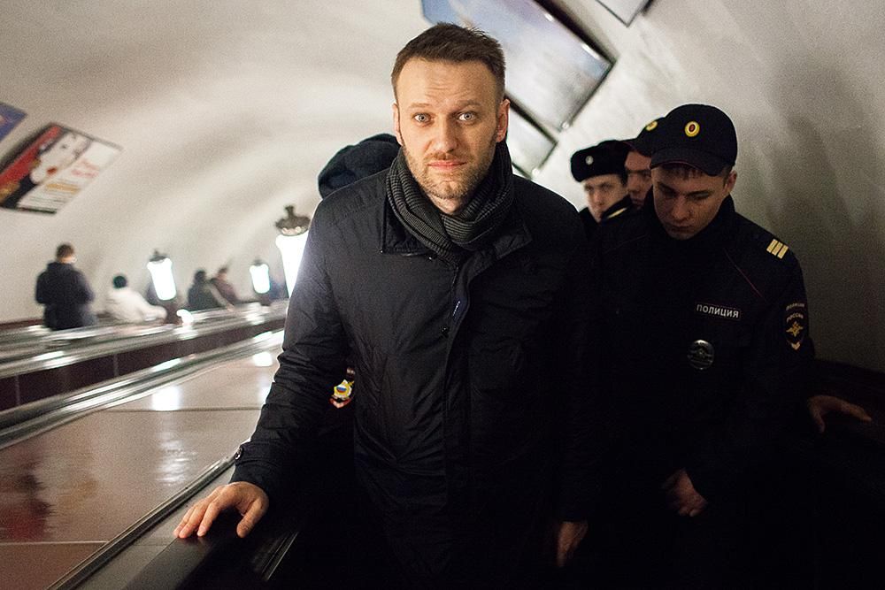 Російські силовики завітали до Навального: хочуть везти його до управління
