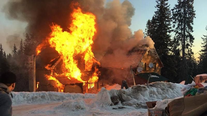 На известном горнолыжном курорте сгорел дом: впечатляющие фото