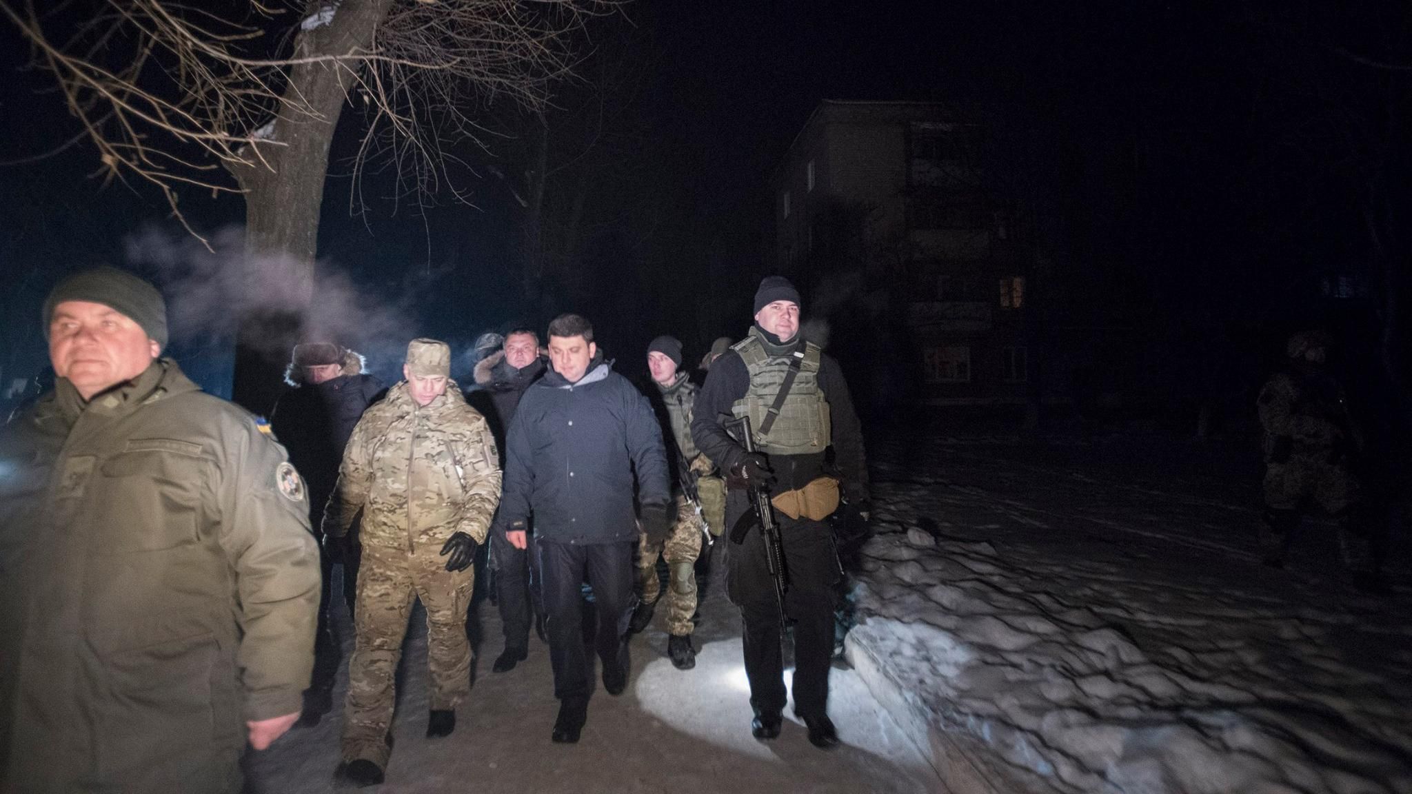 Як Гройсман відвідував багатостраждальну Авдіївку: промовисті фото, відео Як Гройсман відвідував багатостраждальну Авдіївку: промовисті фото, відео