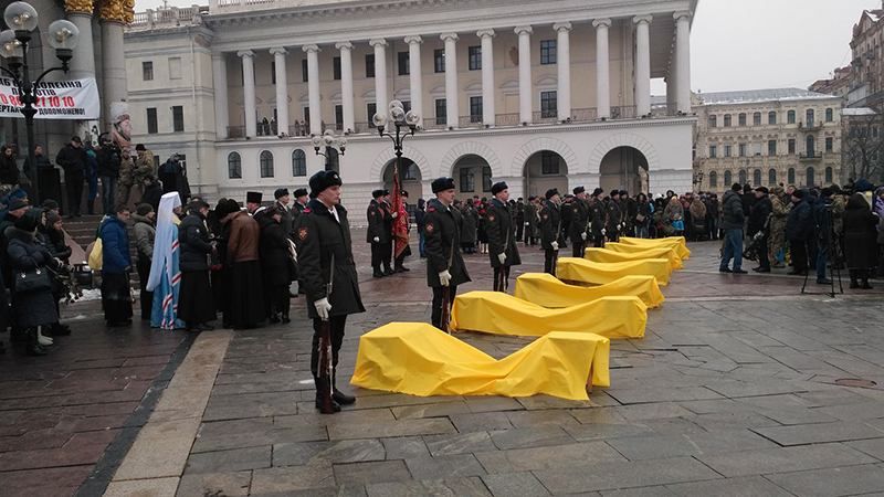 Люди стали навколішки під час прощання із загиблими в Авдіївці захисниками Люди стали навколішки під час прощання із загиблими в Авдіївці захисниками