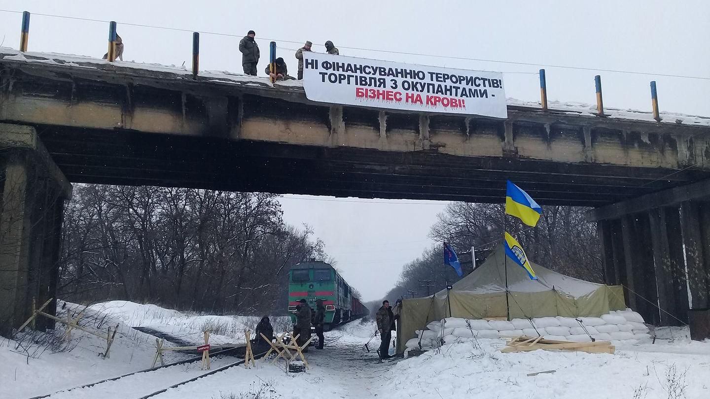 Блокпост по блокаде грузов из оккупированного Донбасса надо ставить под Администрацией Президента, – военный эксперт