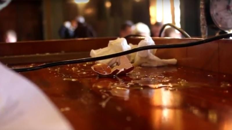 Мера міста на Львівщині закидали яйцями під час сесії: з'явились епічні кадри Мера міста на Львівщині закидали яйцями під час сесії: з'явились епічні кадри