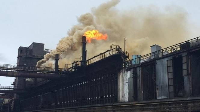 Несмотря на тяжелые бои в Авдеевке, завод "Коксохим" продолжает работать Несмотря на тяжелые бои в Авдеевке, завод "Коксохим" продолжает работать