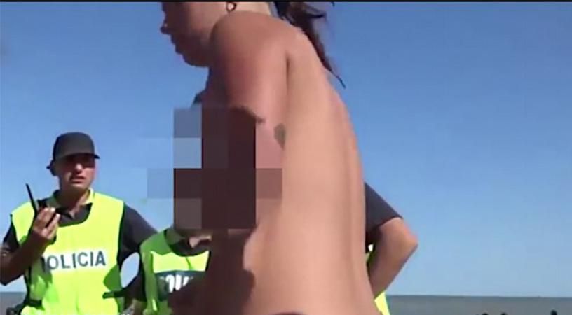 Как женщины с обнаженной грудью боролись за права на пляже: протестное видео